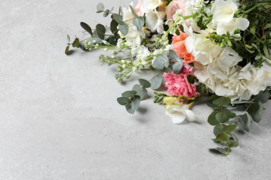 Açık gri masada bir buket güzel çiçek. Metin için boşluk