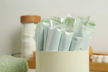 Bir sürü tampon var, yakın plan. Regl hijyenik ürünleri.