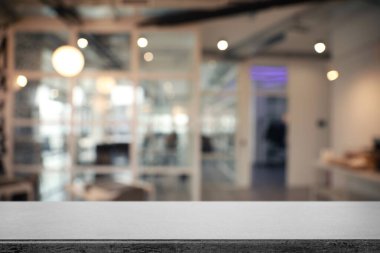 Kafedeki boş gri desenli masa. Tasarım için boşluk