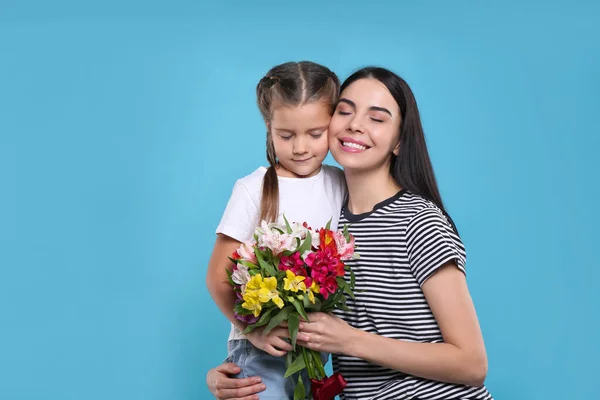 Boldog Lányával Egy Csokor Gyönyörű Virággal Világoskék Háttérrel Hely Szövegnek — Stock Fotó