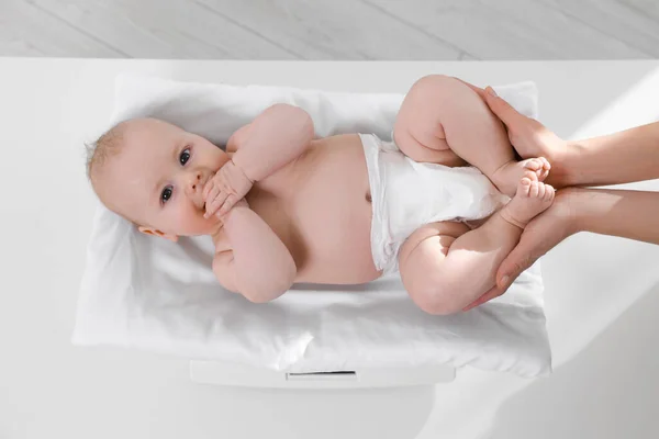 Pediatra Ponderação Bonito Pequeno Bebê Clínica Close — Fotografia de Stock