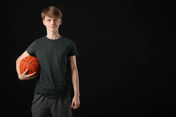 Remaja Dengan Bola Basket Latar Belakang Hitam Ruang Untuk Teks — Stok Foto
