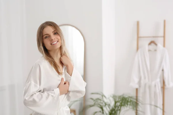 バスルームでスタイリッシュな白いローブを着て美しい幸せな女性 テキストのスペース — ストック写真