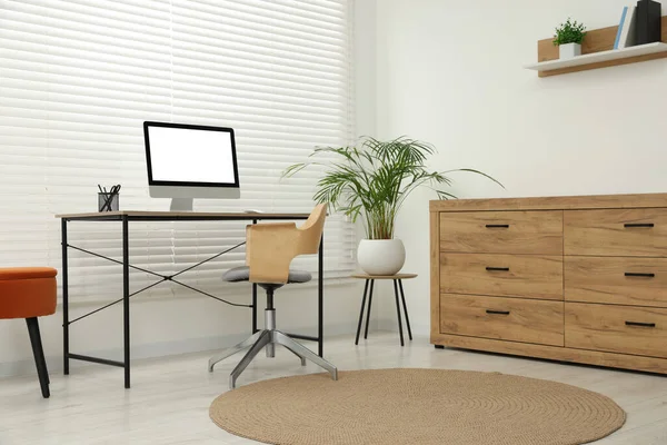 컴퓨터 가정용 화초가 사무실 — 스톡 사진