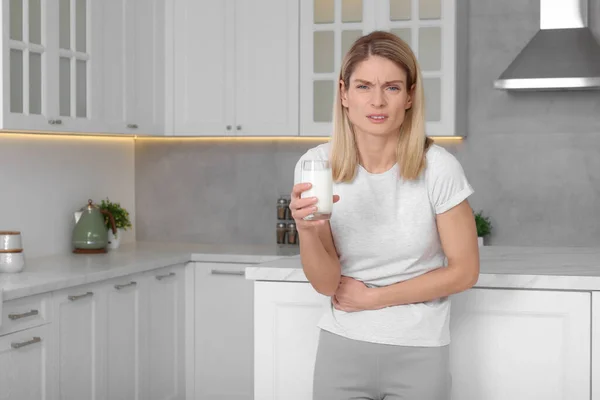 Frau Mit Milchglas Leidet Laktoseintoleranz Küche Platz Für Text — Stockfoto