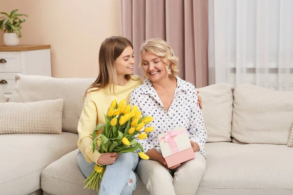 小女儿在家里给妈妈送花和礼物 祝贺她 母亲节快乐 — 图库照片