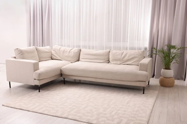 Sofa Yang Nyaman Dan Jendela Dengan Tirai Yang Indah Kamar — Stok Foto