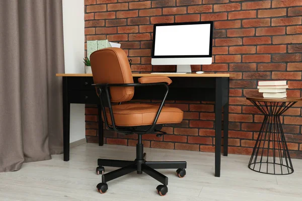 快適な椅子 コンピュータを備えたスタイリッシュなオフィスインテリア — ストック写真
