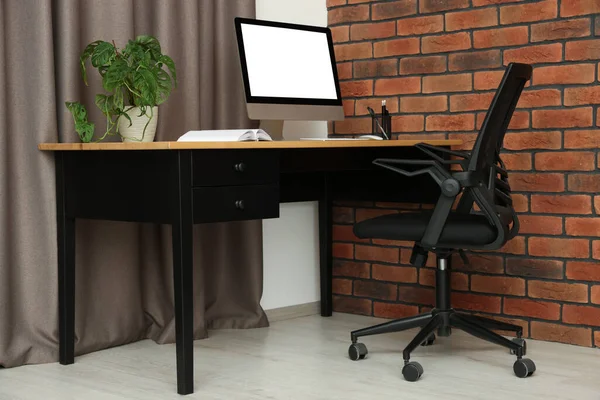 Stilvolles Bürointerieur Mit Bequemen Stuhl Schreibtisch Und Computer — Stockfoto
