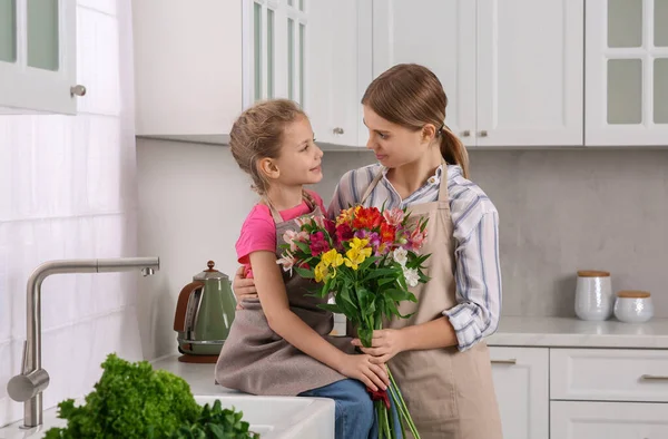 Kislány Gratulál Anyának Egy Csokor Virággal Konyhában Boldog Anyák Napját — Stock Fotó