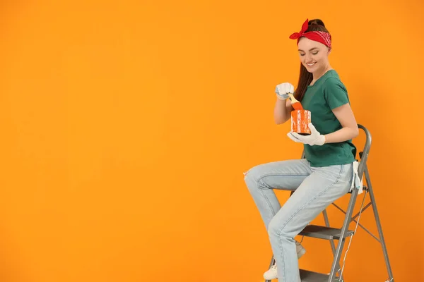 Ευτυχισμένος Σχεδιαστής Πινέλο Που Παίρνει Χρώμα Από Κονσέρβα Κοντά Πορτοκαλί — Φωτογραφία Αρχείου