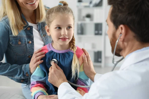 Mother Daughter Having Appointment Doctor Pediatrician Examining Patient Stethoscope Clinic — Foto Stock