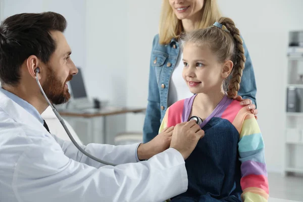 Mother Daughter Having Appointment Doctor Pediatrician Examining Patient Stethoscope Clinic — 스톡 사진