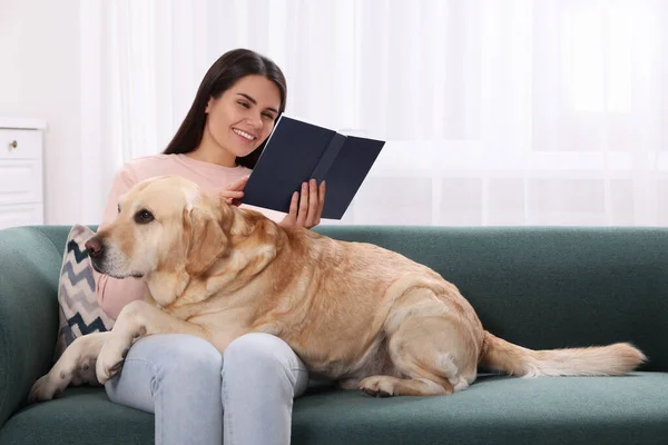 Gelukkig Vrouw Lezen Boek Terwijl Zitten Met Schattige Labrador Retriever — Stockfoto