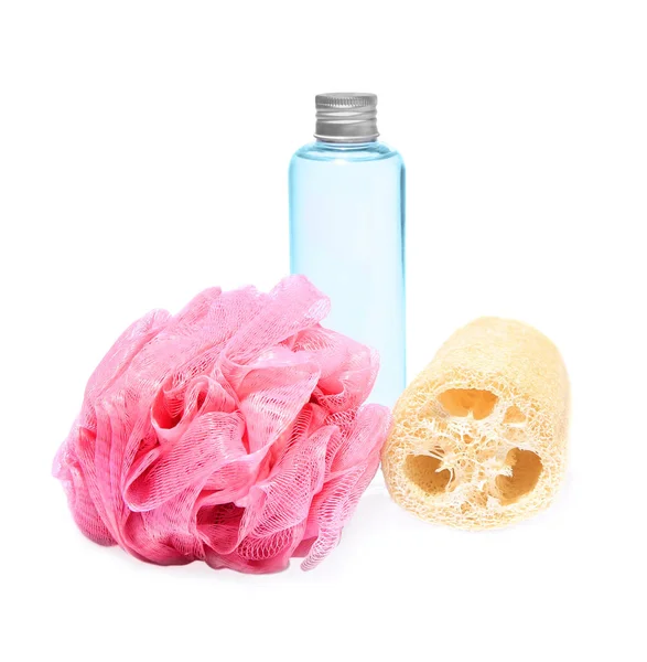 白色背景的新的淋浴露 毛绒海绵和化妆品瓶 — 图库照片