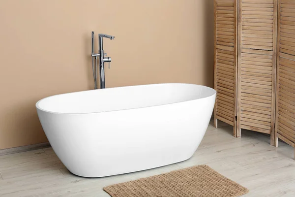 Hermosa Bañera Blanca Cerca Pared Beige Baño Diseño Interiores —  Fotos de Stock