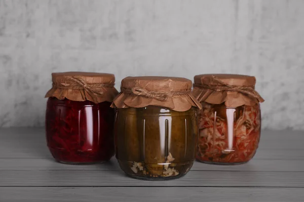 Glasskrukker Med Forskjellige Konserverte Grønnsaker Trebord – stockfoto