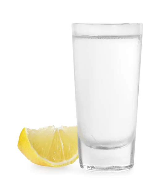 Beyaz Üzerine Izole Edilmiş Bir Bardak Votka Limon — Stok fotoğraf