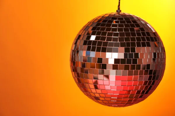 Glänsande Disco Boll Färg Bakgrund Utrymme För Text — Stockfoto