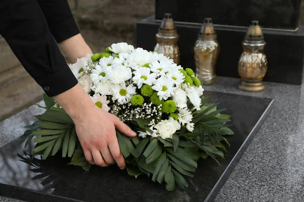 Kvinna Sätta Begravning Krans Blommor Granit Gravsten Utomhus Närbild — Stockfoto