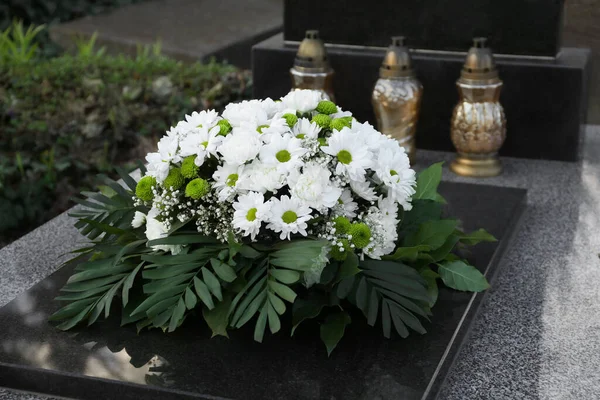 Begravningskrans Blommor Och Gravlyktor Granitgravsten Kyrkogården — Stockfoto