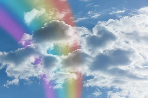Schöner Himmel Mit Hellem Regenbogen Und Flauschigen Wolken — Stockfoto