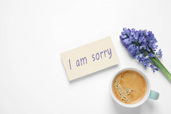 Kaart Met Zin Sorry Hyacint Bloemen Kopje Koffie Witte Achtergrond — Stockfoto