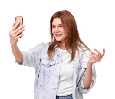 Güzel kadın selfie beyaz zemin üzerine alarak