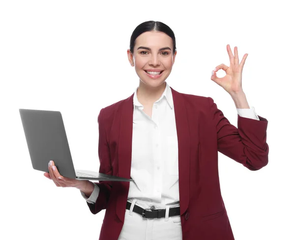 Lycklig Kvinna Med Bärbar Dator Visar Okej Gest Vit Bakgrund — Stockfoto