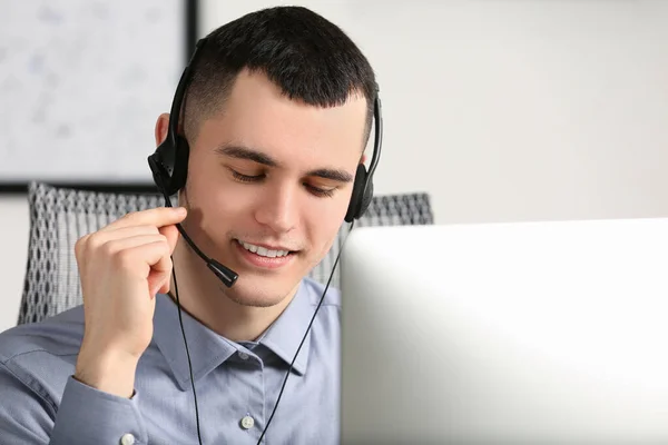 Hotline Operator Met Hoofdtelefoon Aan Het Werk — Stockfoto