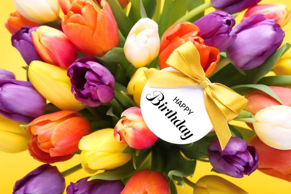 Красивий Букет Квітів Тюльпанів Листівкою Днем Народження Жовтому Тлі Крупним — стокове фото