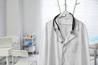 Klinikte beyaz doktor önlüğü ve steteskop. Metin için boşluk