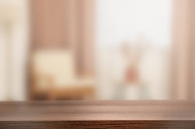 Boş ahşap masayı perdeli pencereye dayayın. Tasarım için boşluk