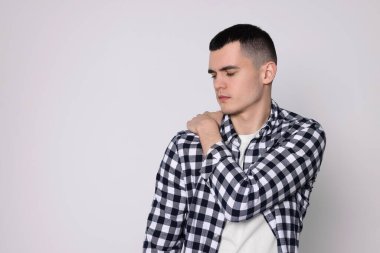 Omzundaki acıdan muzdarip adam arka planda, yazı için boşluk. Artrit belirtileri