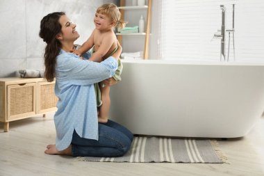 Anne kızıyla banyodan sonra evde.