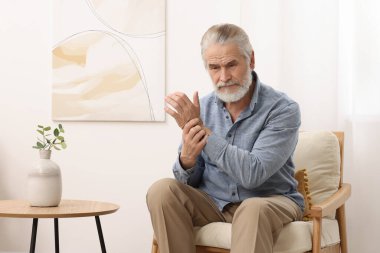 Son sınıf öğrencisi evinde bileğinde ağrıdan muzdarip. Artrit belirtileri