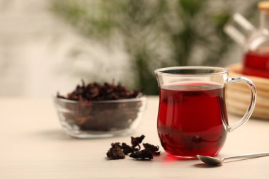 Lezzetli amber çayı ve kuru çiçekler beyaz ahşap masada, metin için yer var.