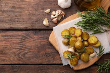 Biberiyeli fırında patates ve ahşap masada sarımsak. Metin için boşluk