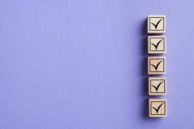 Açık mor arkaplanlı tahta küpler, üst manzara. Metin için boşluk