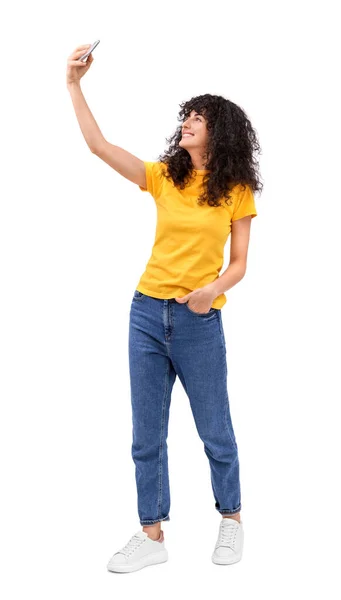 Όμορφη Νεαρή Γυναίκα Που Παίρνει Selfie Λευκό Φόντο — Φωτογραφία Αρχείου