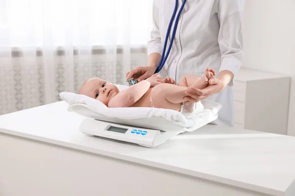 Kinderarzt Wägt Und Untersucht Süßes Baby Mit Stethoskop Klinik Nahaufnahme — Stockfoto