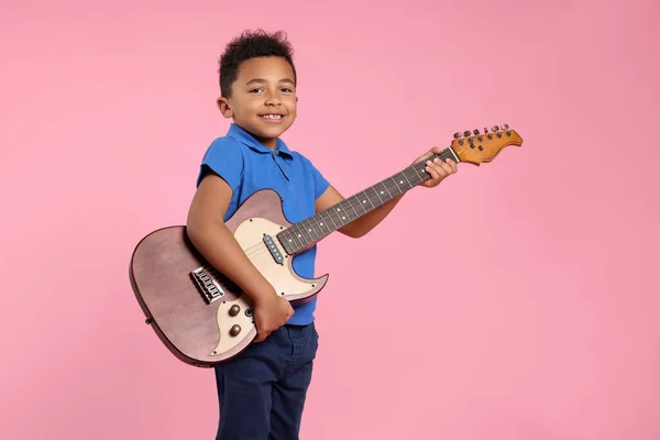 Afroamerikansk Pojke Med Elgitarr Rosa Bakgrund Plats För Text — Stockfoto
