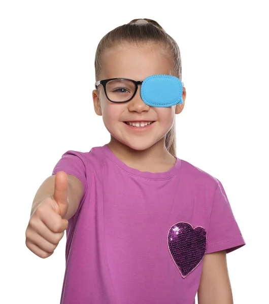 Dziewczyna Przepaską Okularach Pokazującą Kciuk Białym Tle Leczenie Zez — Zdjęcie stockowe