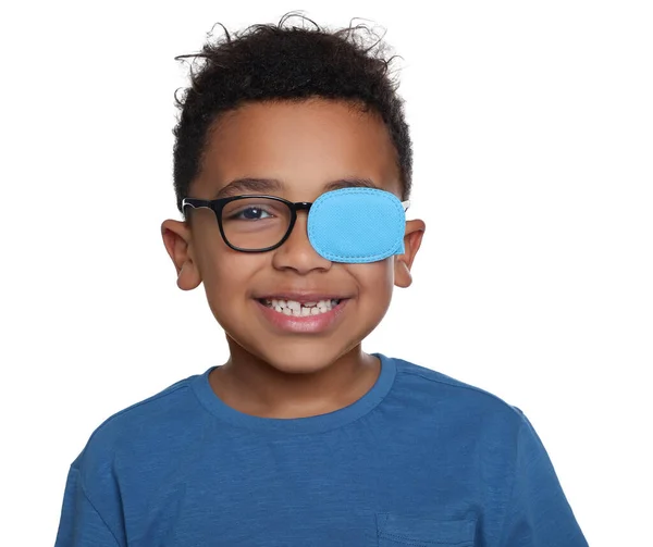 Afroamerikanischer Junge Mit Augenklappe Auf Brille Vor Weißem Hintergrund Strabismus — Stockfoto