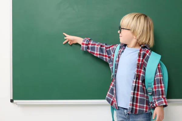 Kleines Schulkind Zeigt Auf Tafel Raum Für Text — Stockfoto