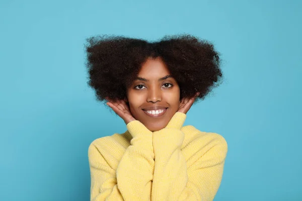 Portrait Smiling African American Woman Light Blue Background — Fotografia de Stock