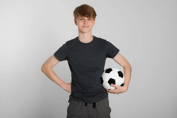 Adolescente Com Bola Futebol Fundo Cinza Claro — Fotografia de Stock