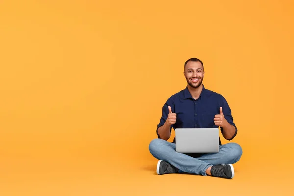 Jovem Sorridente Com Laptop Mostrando Polegares Fundo Amarelo Espaço Para — Fotografia de Stock