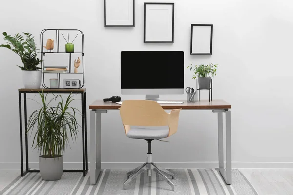 Gemütliche Arbeitsfläche Mit Computer Auf Schreibtisch Stuhl Und Zimmerpflanzen Der — Stockfoto