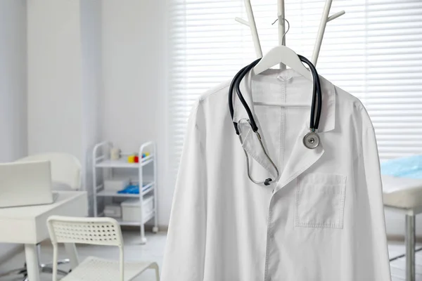 Λευκό Φόρεμα Γιατρού Και Στηθοσκόπιο Ράφι Στην Κλινική Χώρος Για — Φωτογραφία Αρχείου